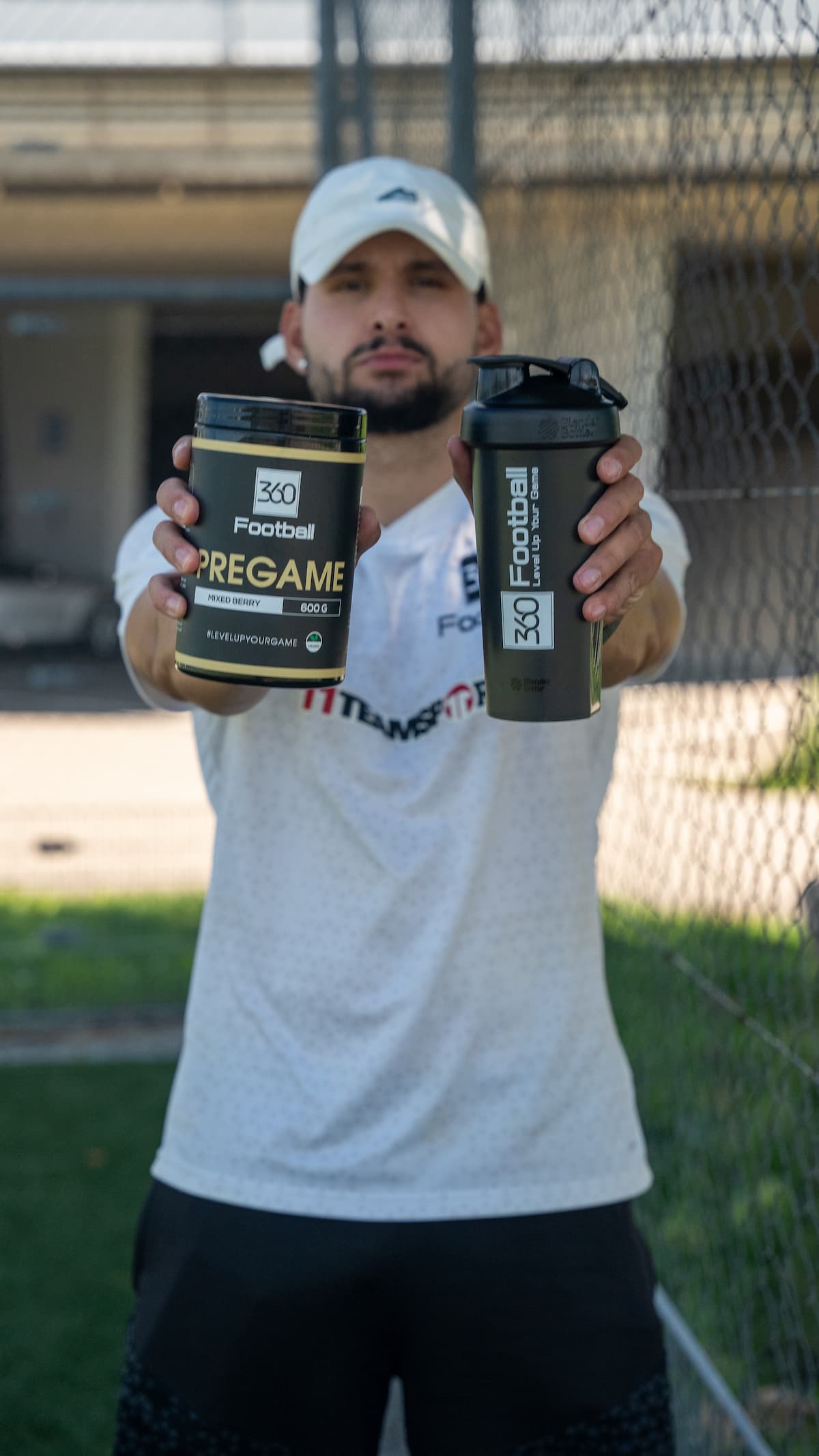 Jan Solak Gründer von 360Football mit Supplements für Fussballer in der Hand