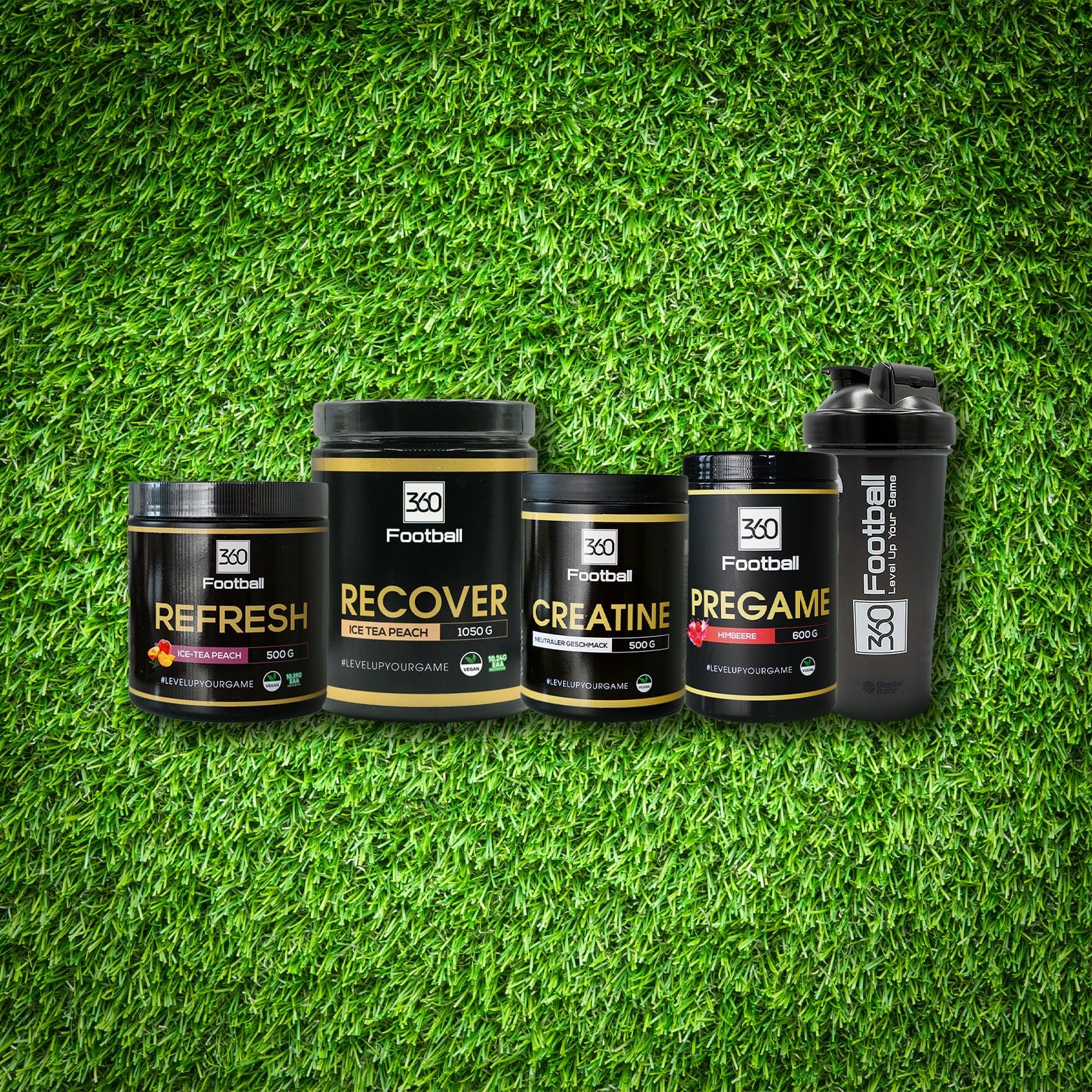 Die ganze Produktlinie von 360Football Supplements ist zentriert zu sehen mit einem Kunstrasen als Hintergrund