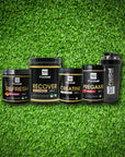 Die ganze Produktlinie von 360Football Supplements ist zentriert zu sehen mit einem Kunstrasen als Hintergrund