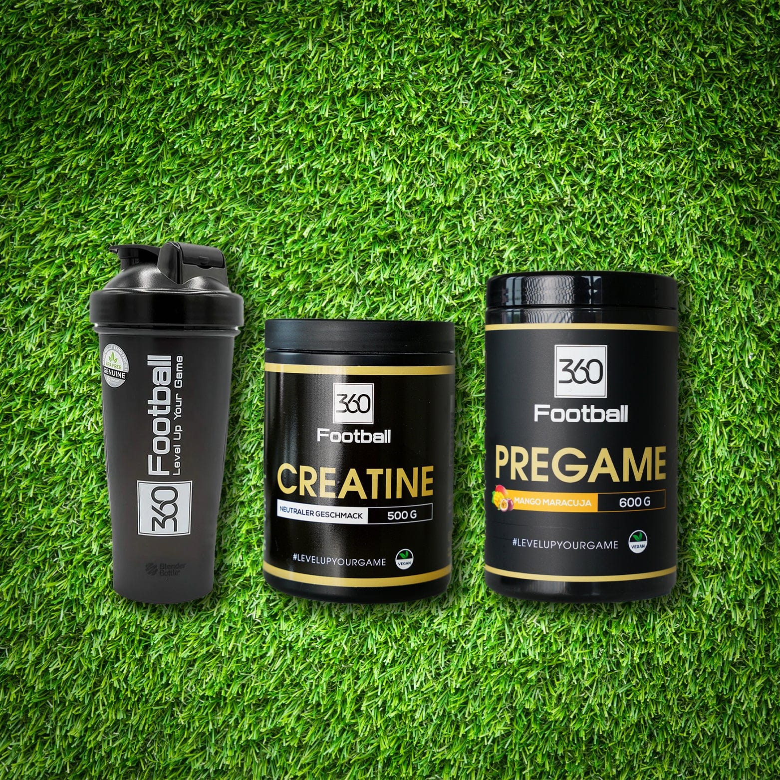 Einmal Pregame360 mit Creatine360 sowie einem Shaker360 ist mit einem Kunstrasenhintergrund zu sehen