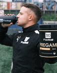 Nic von 360Football trinkt aus einem 360Football Shaker und hält einen Pregame360 Mango Maracuja richtung Kamera