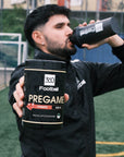 Jan Solak von 360Football trinkt aus einem 360Football Shaker und hält einen Pregame360 Himbeere richtung Kamera