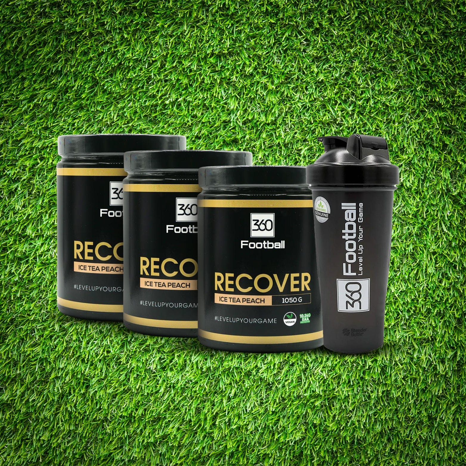 Drei Recover360 sind in einer Reihe mit einem 360Football Shaker zentriert auf einem Kunstrasenhintergrund zu sehen