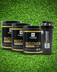 Drei Recover360 sind in einer Reihe mit einem 360Football Shaker zentriert auf einem Kunstrasenhintergrund zu sehen