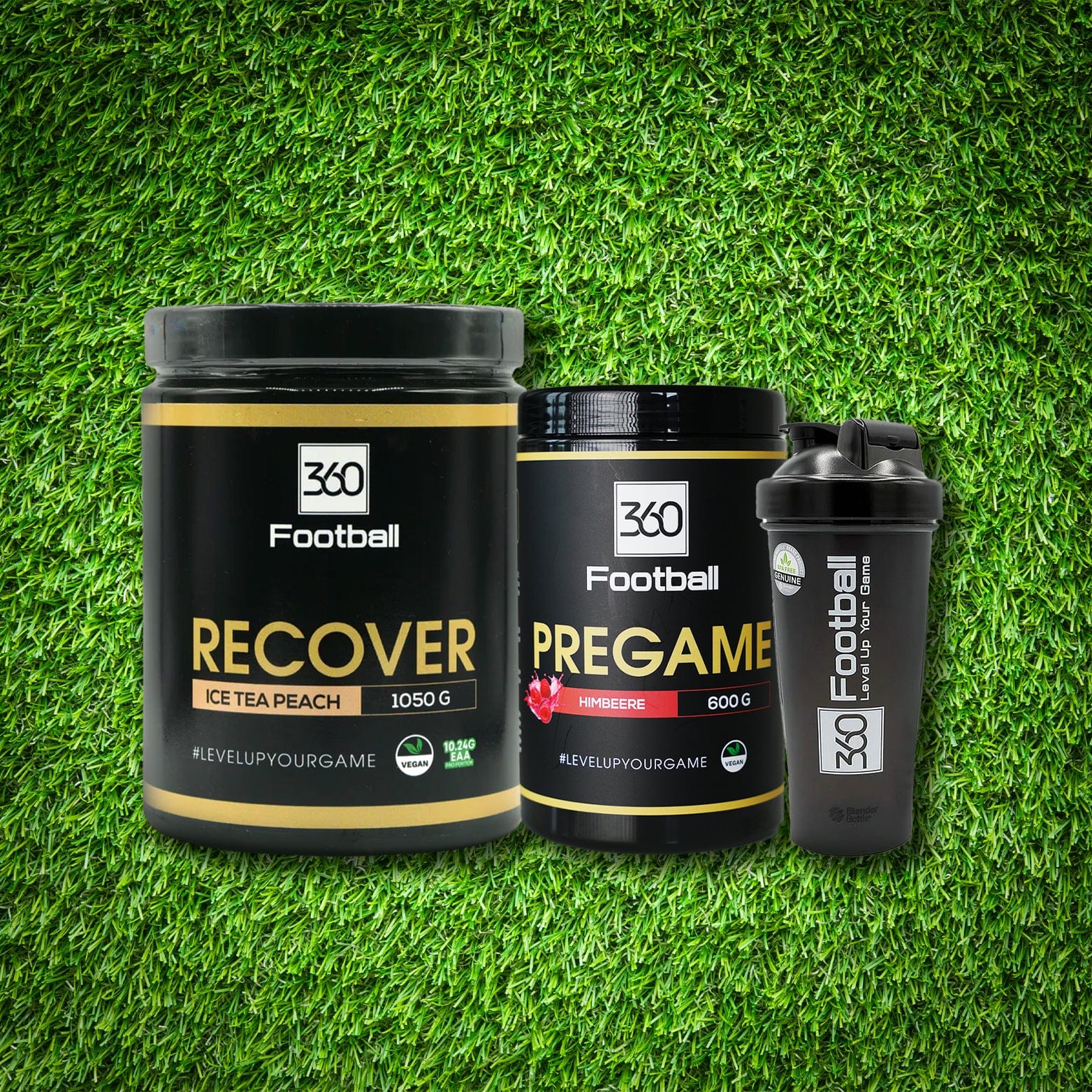 Ein Recover360 mit einem Pregame360 und Shaker360 steht zentriert auf einem Kunstrasen Hintergrund