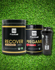 Ein Recover360 mit einem Pregame360 und Shaker360 steht zentriert auf einem Kunstrasen Hintergrund