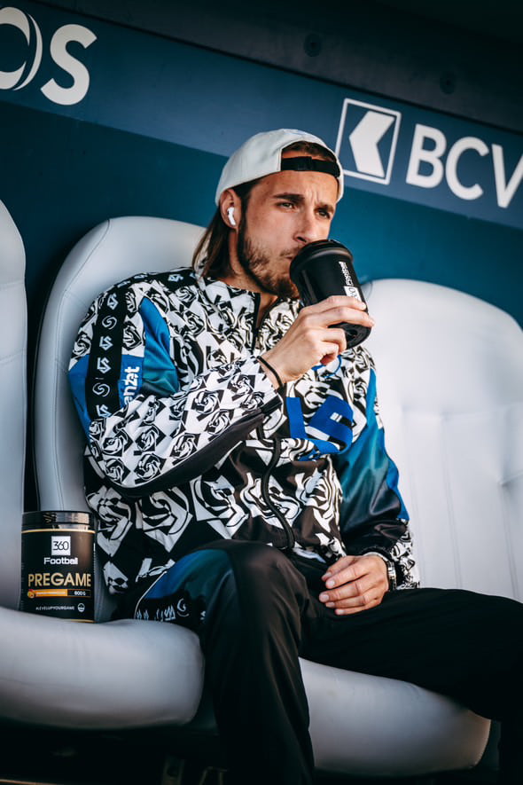 Raoul Giger trinkt den Pregame360 für Fussballer
