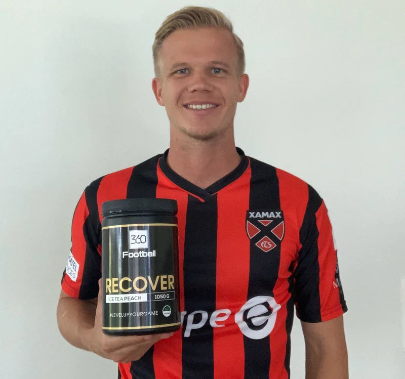 Mats Hammerich von Xamax hält einen Recover360 in der Hand