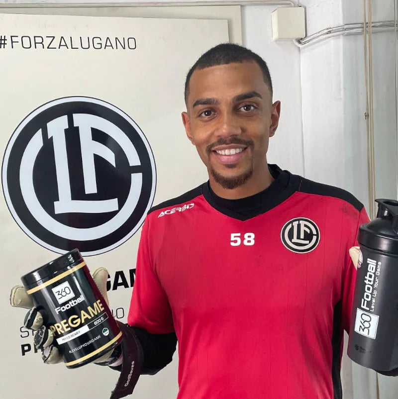 Sebastian Osigwe hält einen Pregame sowie einen Shaker in der Hand