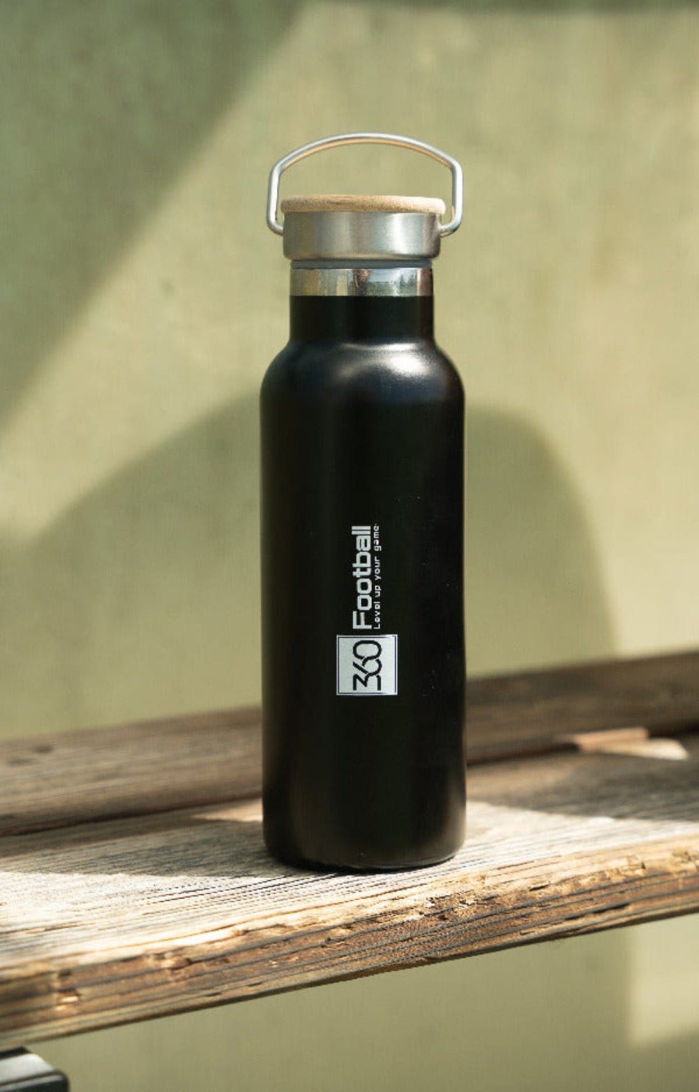 Die 360Football Bottle steht auf einer Ersatzbank