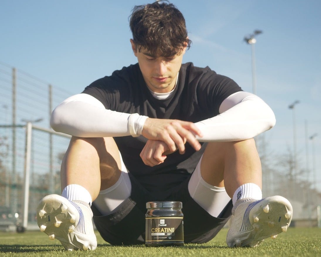 Ein Fussballer schaut auf eine Dose Creatine360