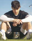 Ein Fussballer schaut auf eine Dose Creatine360