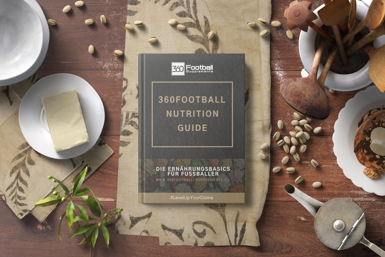 Der Ernährungsguide (eBook) ist auf einem Tisch zu sehen, umgeben von Lebensmittel und Küchengeräten