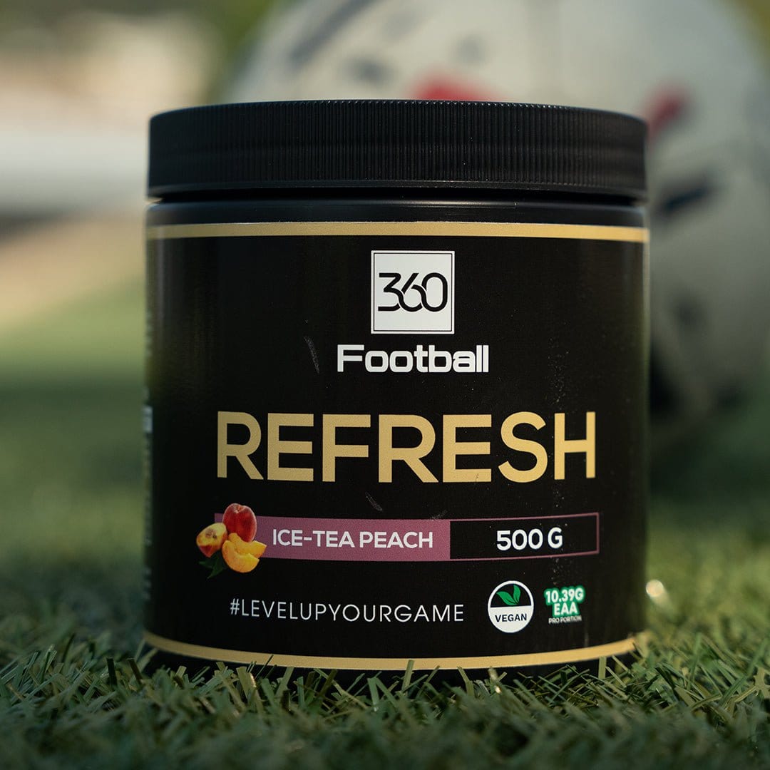 Die Refresh360 steht auf einem Fussballfeld, im Hintergrund sieht man einen Fussball