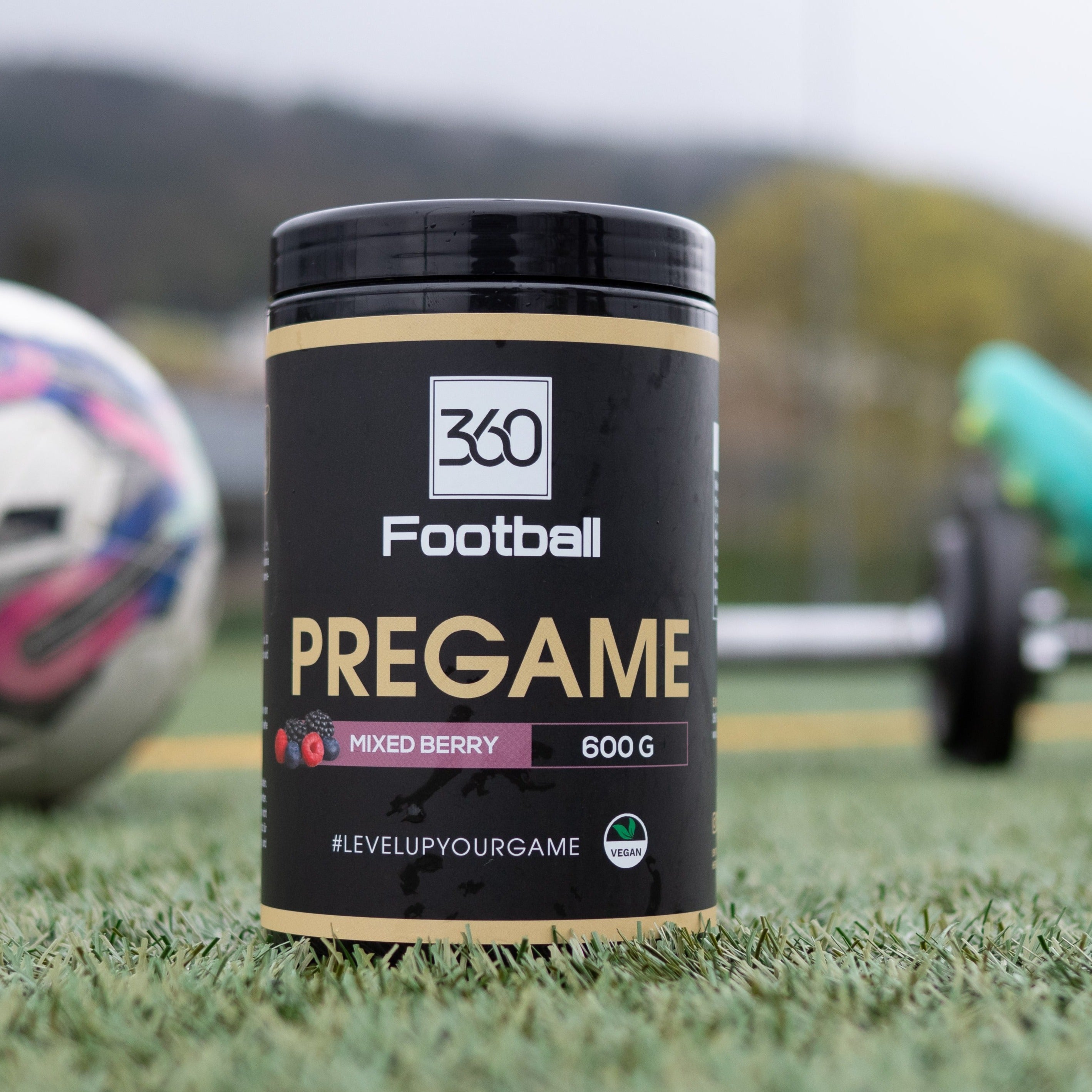 Der Pregame360 steh vor einem Ball und einer Hantel.