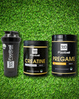 Einmal Pregame360 mit Creatine360 sowie einem Shaker360 ist mit einem Kunstrasenhintergrund zu sehen