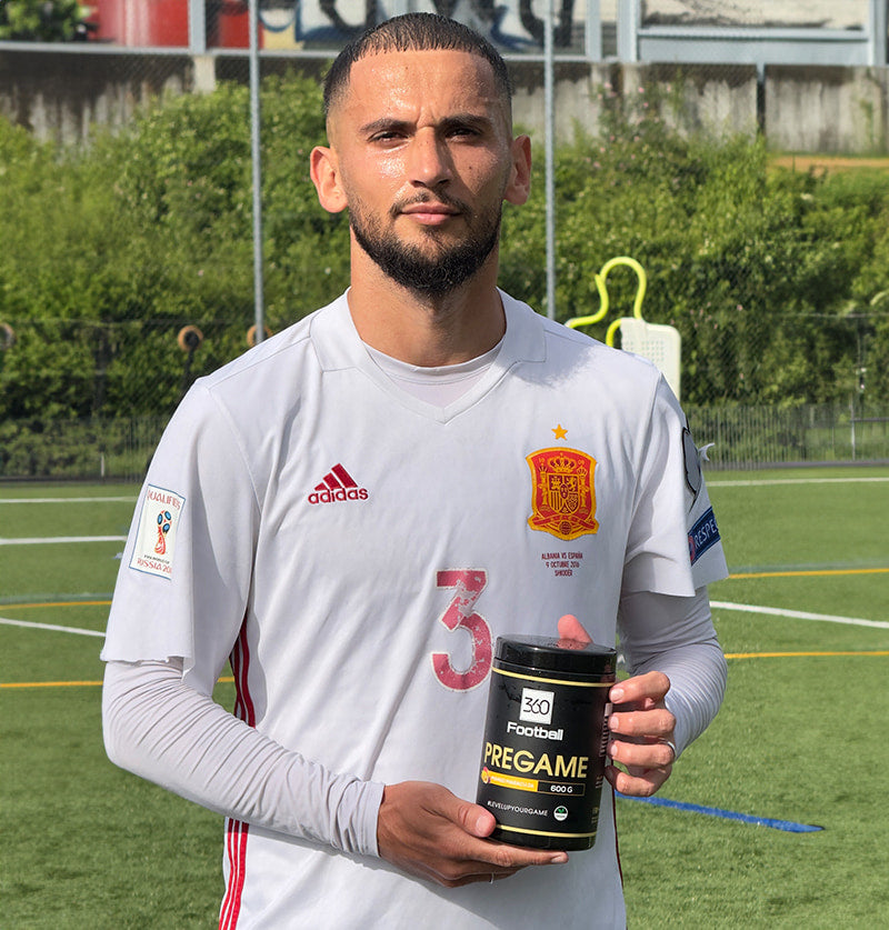 Naser Aliji von der albanischen Nationalmannschaft hält den Pregame360 Mango Maracuja in der Hand