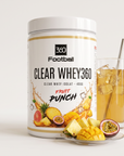 Clear Whey360 Fruit Punch – Studioaufnahme mit Drink und Früchten