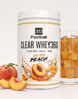 Clear Whey360 Ice Tea Peach – Studioaufnahme mit Eistee und Pfirsich