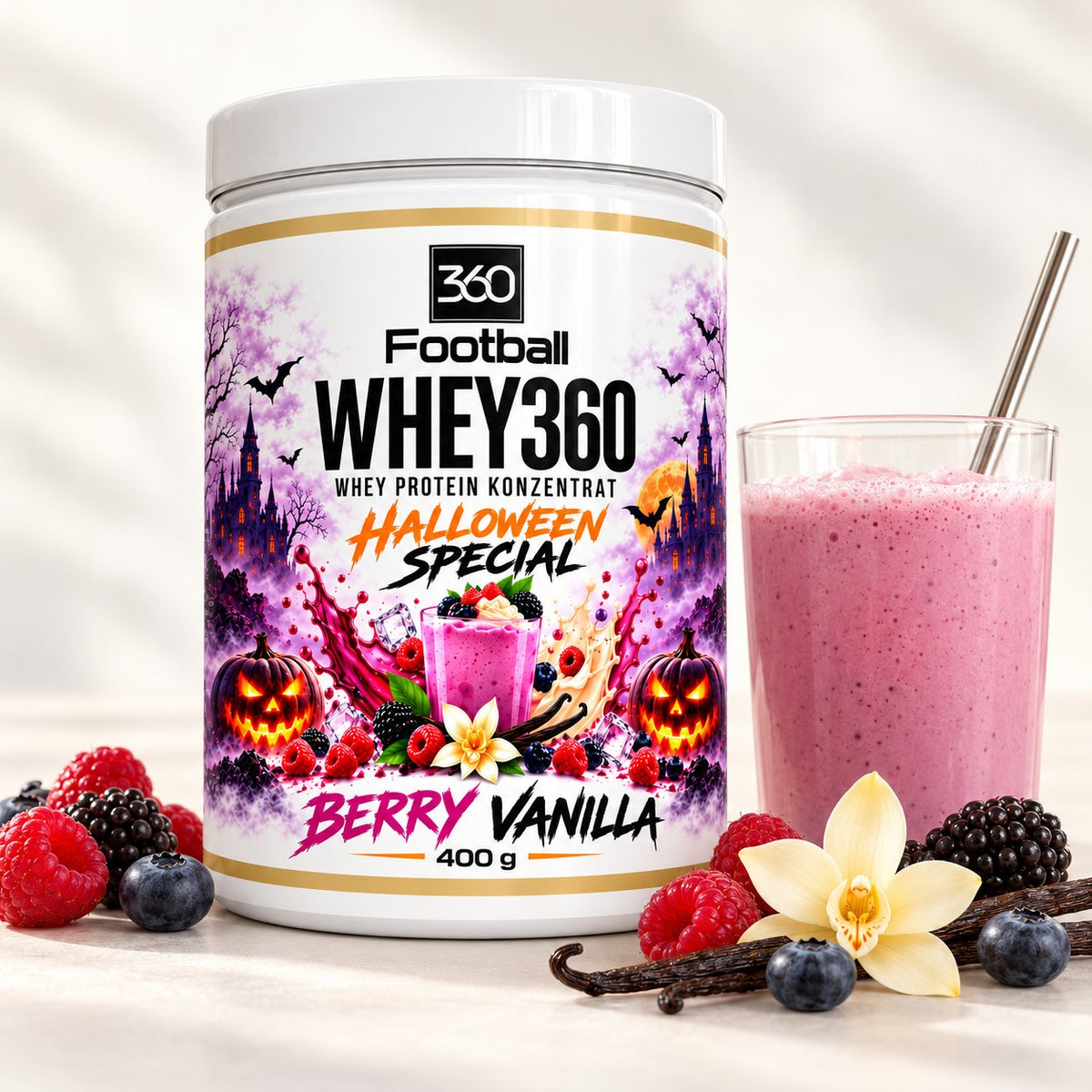 Berry Vanilla Proteinshake im Glas neben der Whey360 Halloween Special Dose – einfach mit Wasser mischen