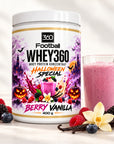 Berry Vanilla Proteinshake im Glas neben der Whey360 Halloween Special Dose – einfach mit Wasser mischen