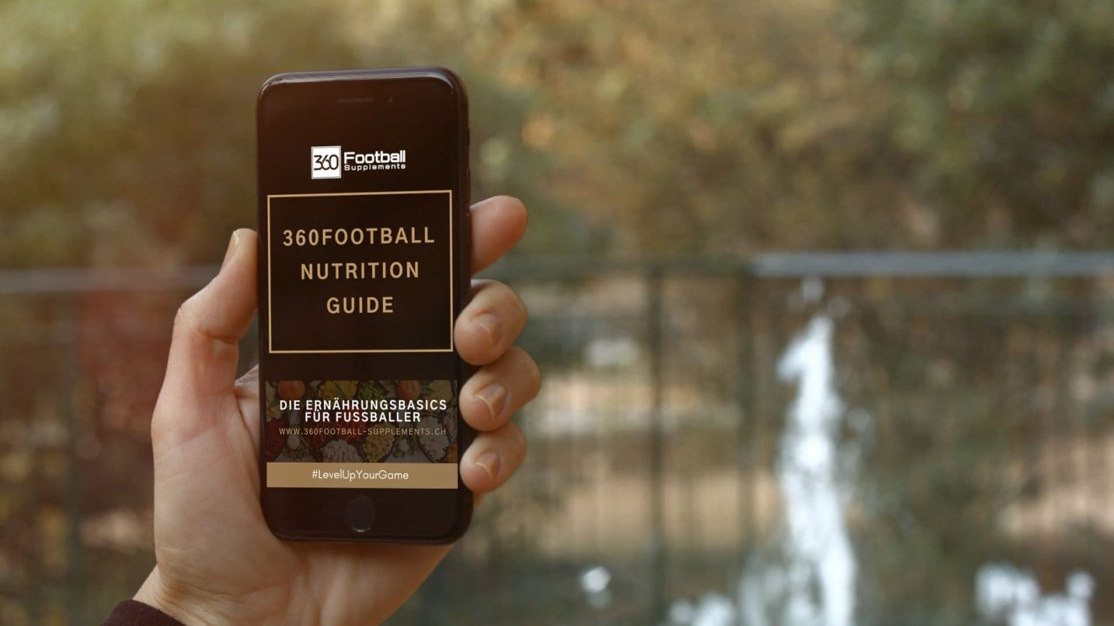 Das Titelbild des 360Football Nutrition Guides ist auf einem Handy zu sehen als Mock Up