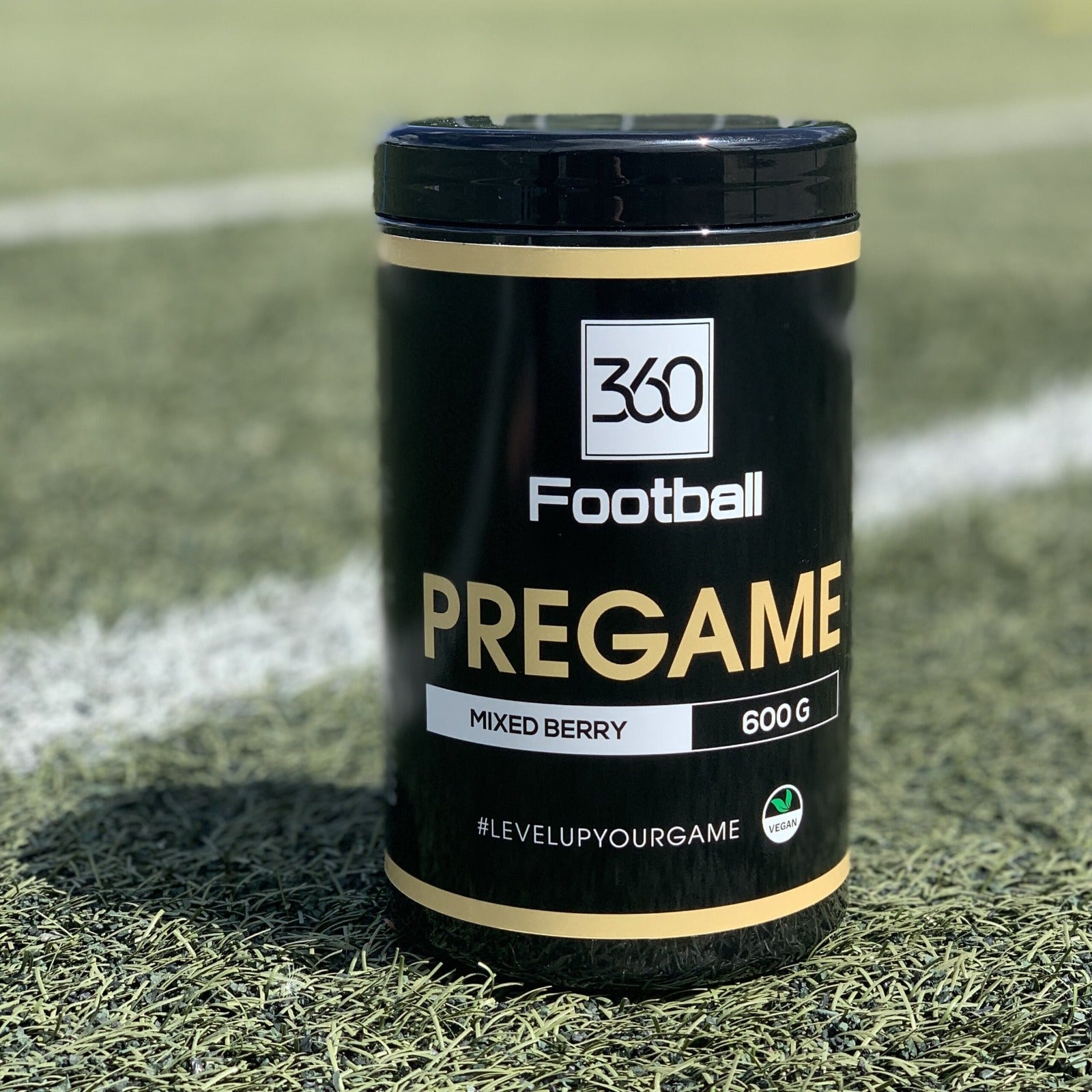 Produktbild des 360Football Pregame Supplements. Schwarze Dose, weiss/golden beschriftet auf dem Fussballplatz.